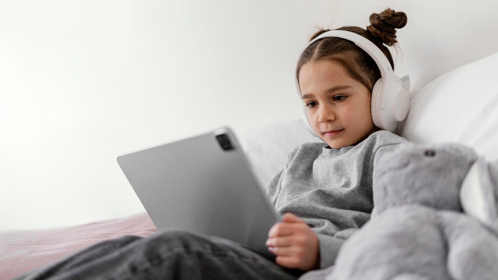 Criança explorando uma atividade educativa