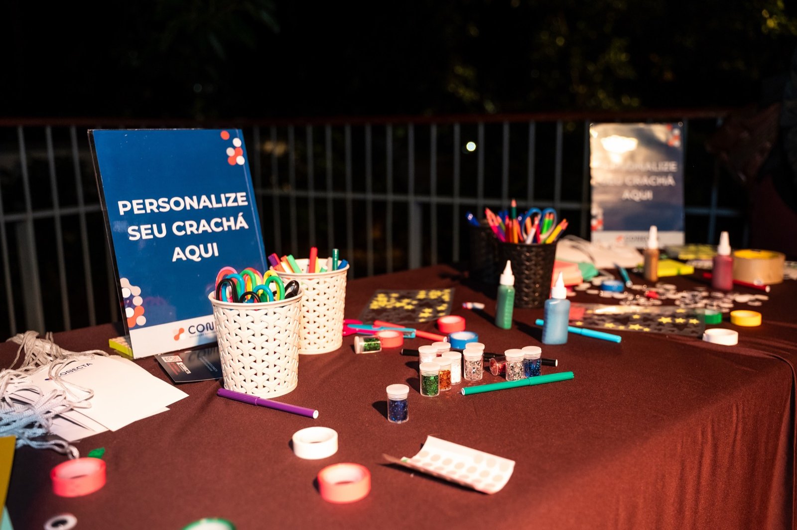 Mesa com materiais da experiência criativa